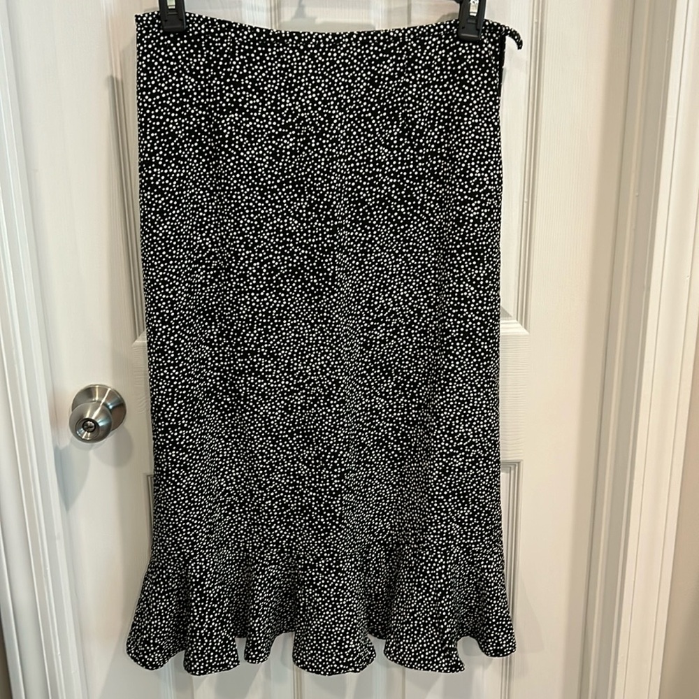 Christopher & Banks size 8 black skirt with light beige dots